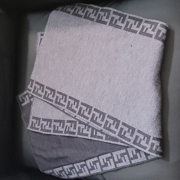 **SOLD➡️FENDI ROMA BLACK AND GRAY REVERSIBLE WOOL SCARF - Picture 6 of 8